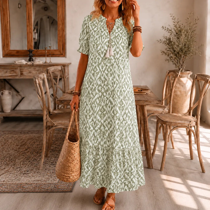 Solara – Boho Maxi Dress z Wzorem Ikat i Frędzlami vid Dekolcie i form av V