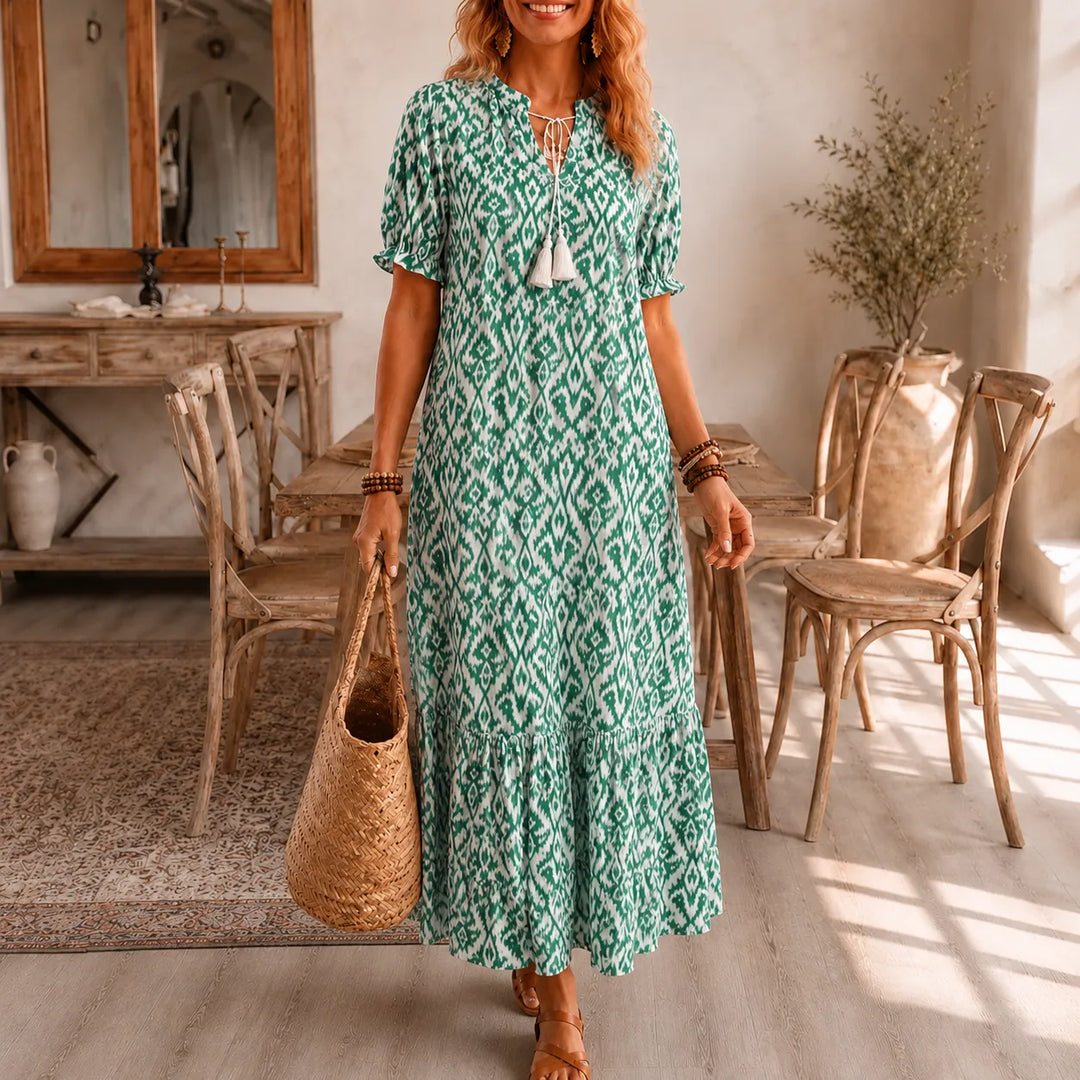 Solara – Boho Maxi Dress z Wzorem Ikat i Frędzlami vid Dekolcie i form av V