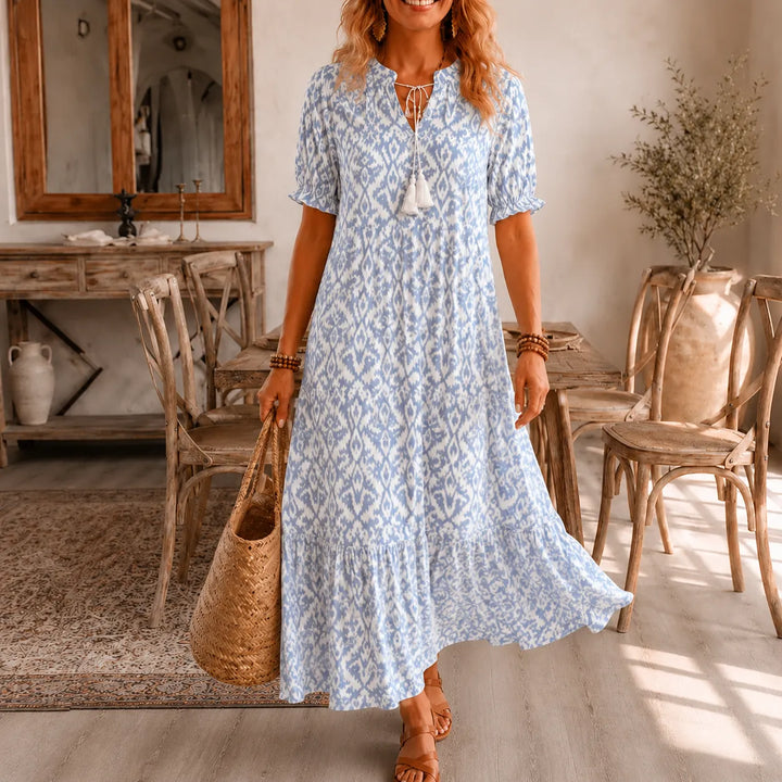 Solara – Boho Maxi Dress z Wzorem Ikat i Frędzlami vid Dekolcie i form av V