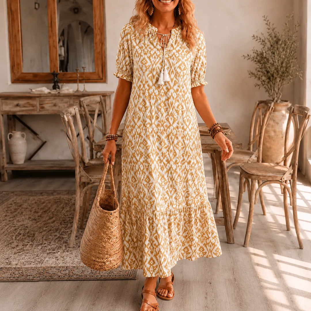 Solara – Boho Maxi Dress z Wzorem Ikat i Frędzlami vid Dekolcie i form av V